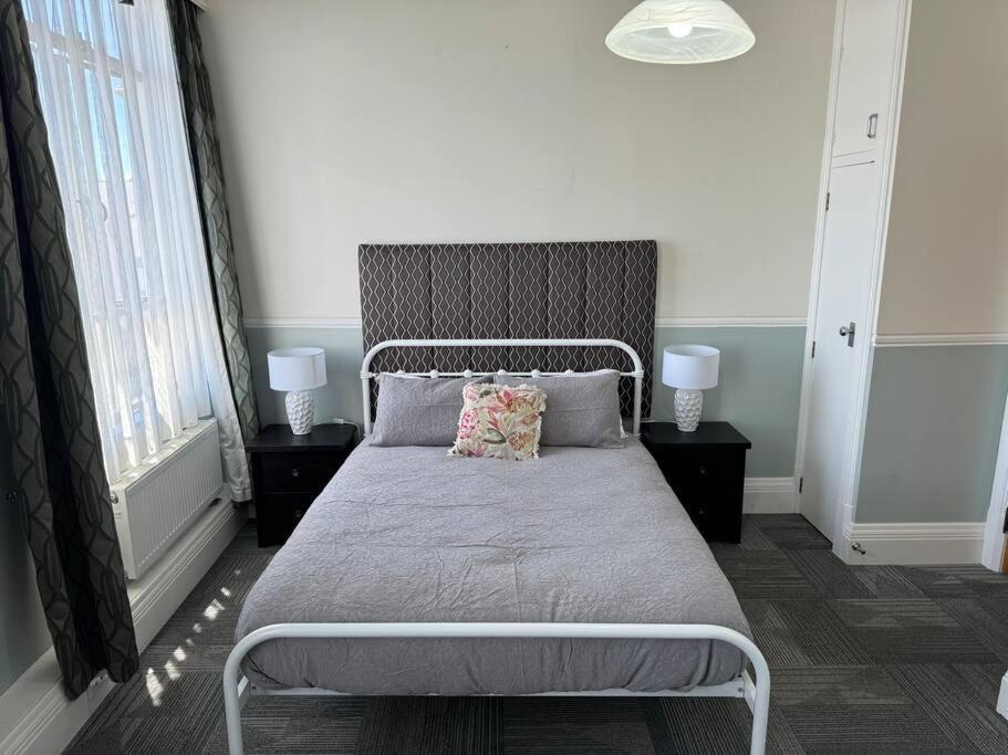 4 Large Bedroom Apartment In The City Hastings Bagian luar foto