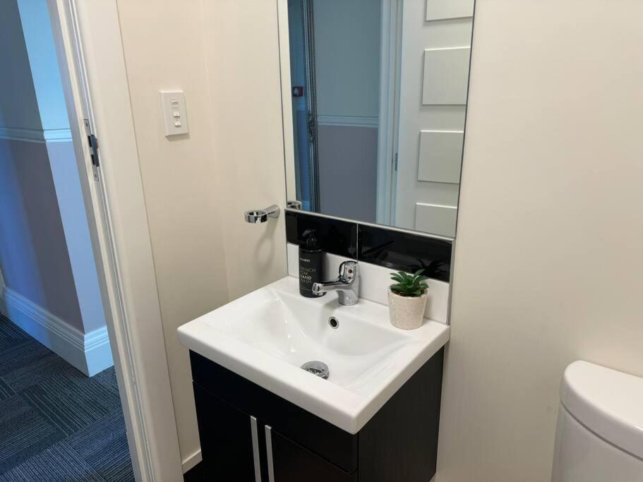 4 Large Bedroom Apartment In The City Hastings Bagian luar foto