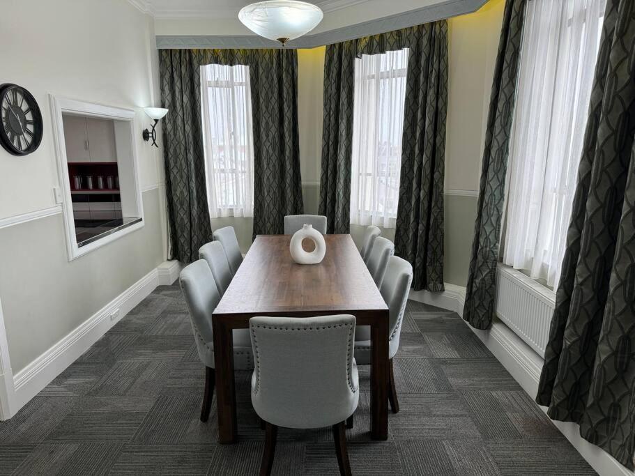 4 Large Bedroom Apartment In The City Hastings Bagian luar foto