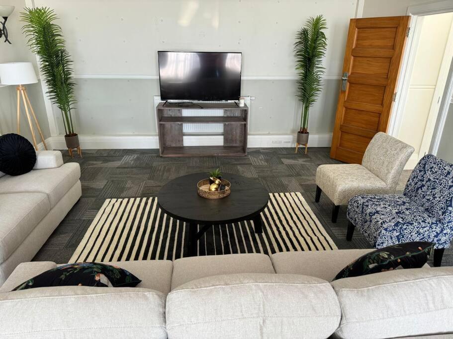 4 Large Bedroom Apartment In The City Hastings Bagian luar foto
